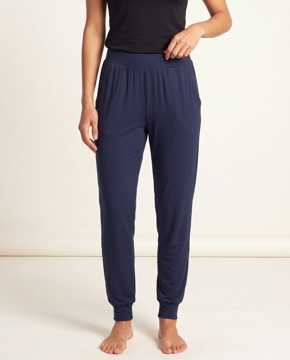 Pantalón Homewear Bambú azul noche, frente, caminando