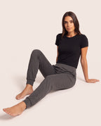 Pantalón Homewear Bambú gris, sentada